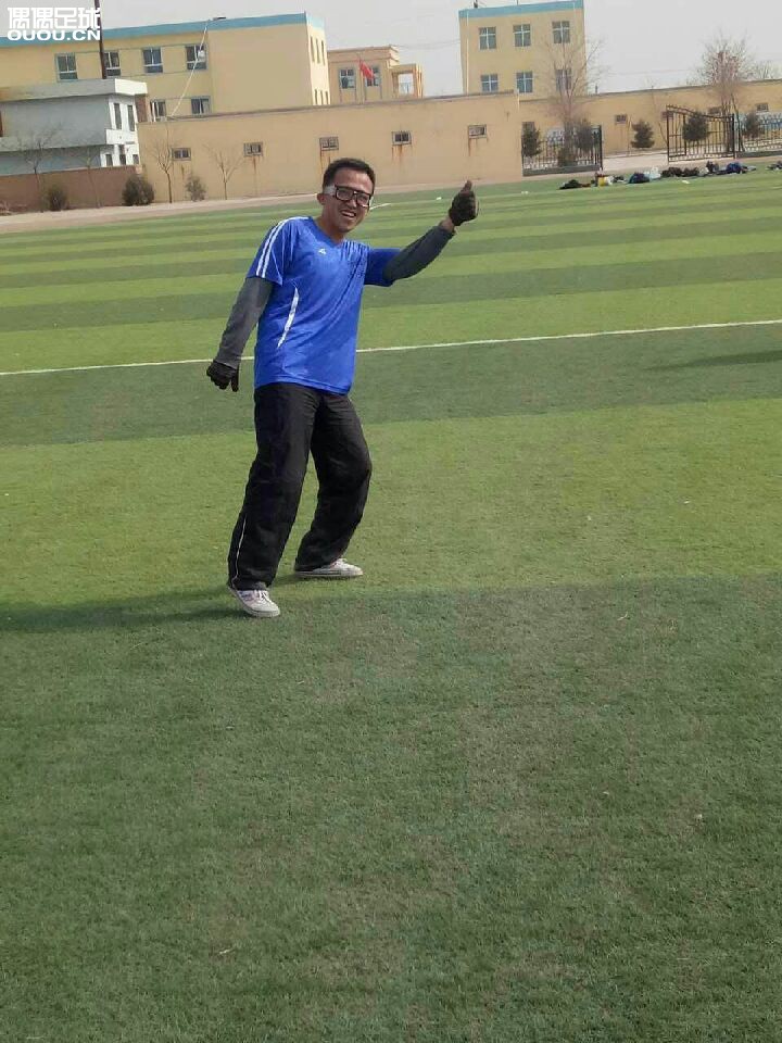 甘肃省白银市景泰县一群热爱足球的人!每周唯一的一块人工草皮上踢球!