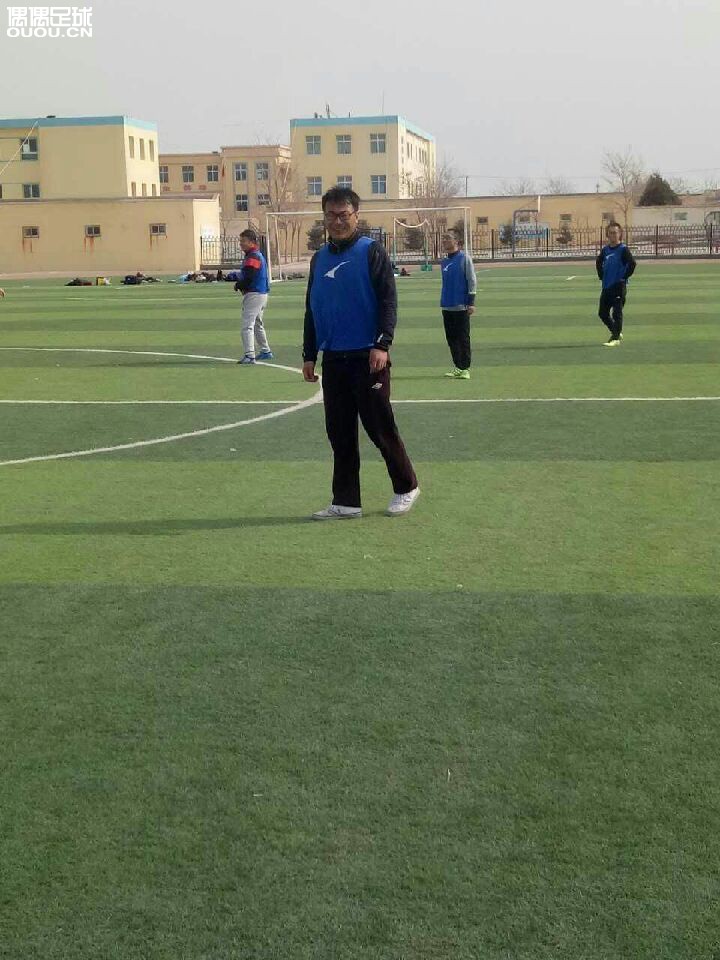 甘肃省白银市景泰县一群热爱足球的人!每周唯一的一块人工草皮上踢球!