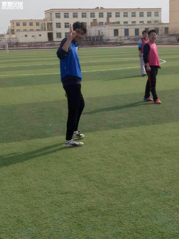 甘肃省白银市景泰县一群热爱足球的人!每周唯一的一块人工草皮上踢球!