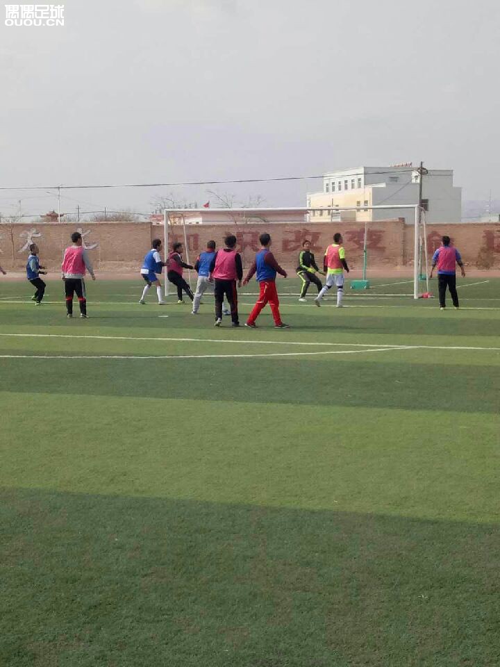 甘肃省白银市景泰县一群热爱足球的人!每周唯一的一块人工草皮上踢球!