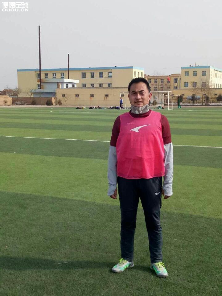 甘肃省白银市景泰县一群热爱足球的人!每周唯一的一块人工草皮上踢球!