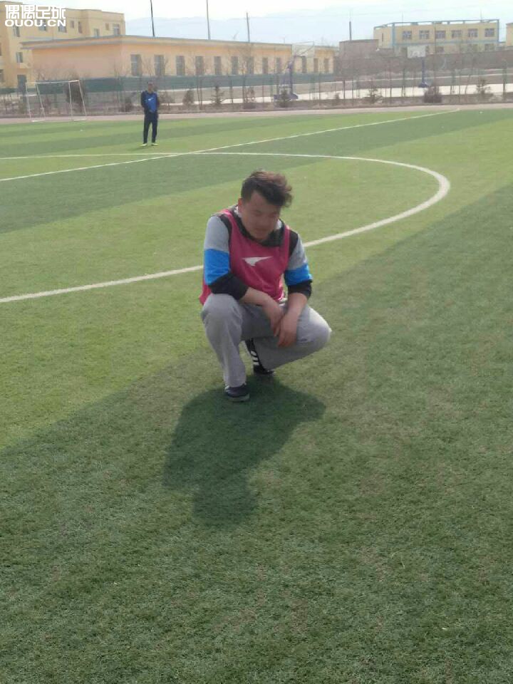 甘肃省白银市景泰县一群热爱足球的人!每周唯一的一块人工草皮上踢球!