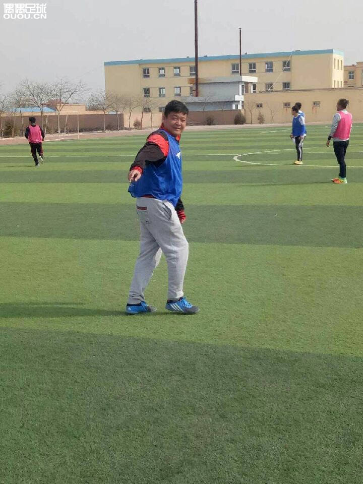 甘肃省白银市景泰县一群热爱足球的人!每周唯一的一块人工草皮上踢球!