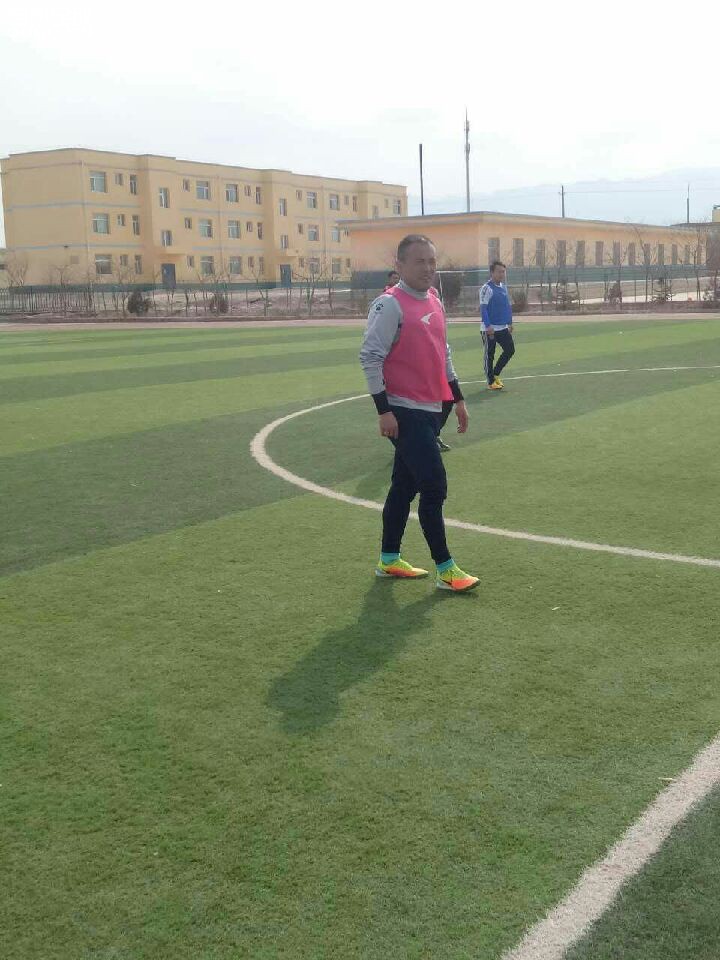 甘肃省白银市景泰县一群热爱足球的人!每周唯一的一块人工草皮上踢球!