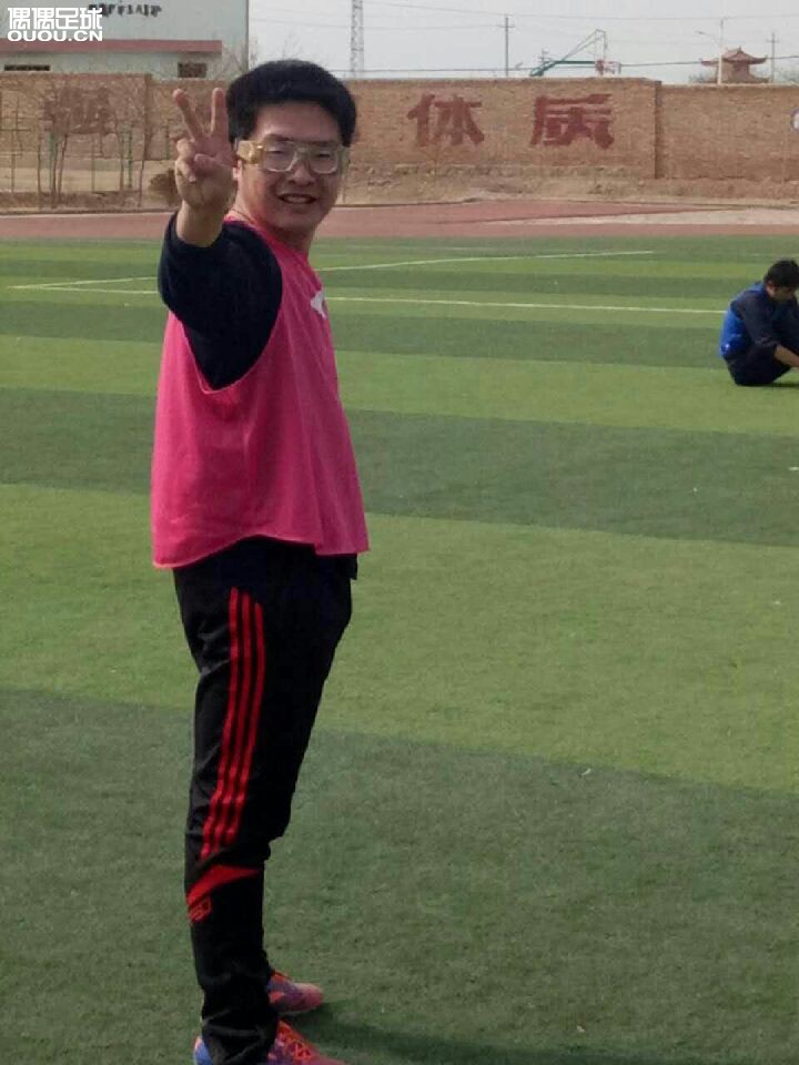 甘肃省白银市景泰县一群热爱足球的人!每周唯一的一块人工草皮上踢球!