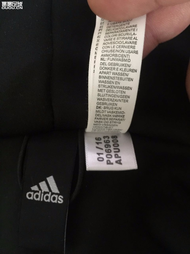 收了件曼联 黑色 Z.N.E外套,求鉴定。