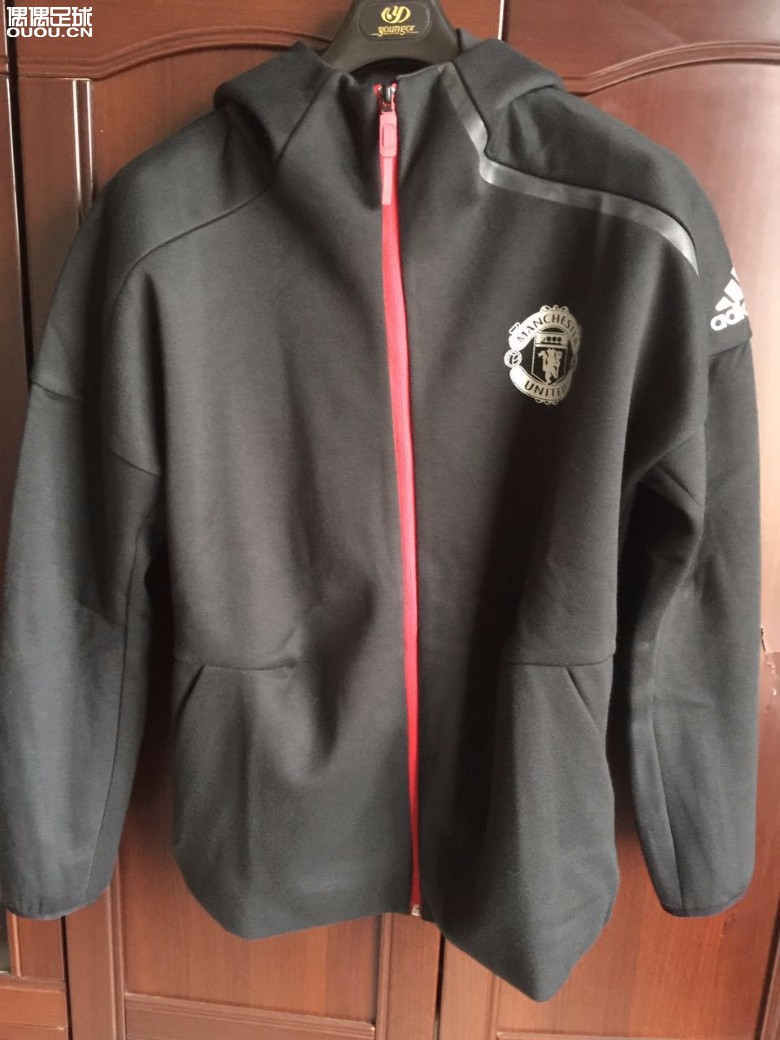 收了件曼联 黑色 Z.N.E外套,求鉴定。