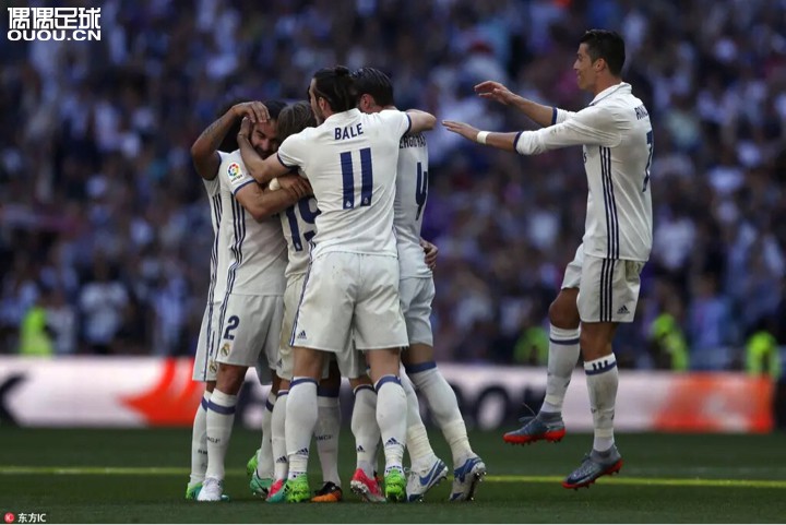 既然球员都爱穿神袜
我看大部分都是把球袜剪掉去贴胶布