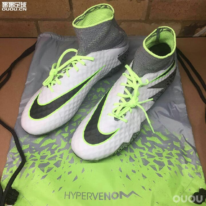 小学就喜欢踢足球不过当时也就是满操场追个球玩,初中学校比较小没球场。