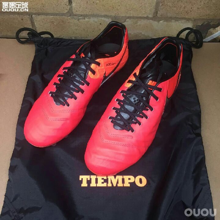 小学就喜欢踢足球不过当时也就是满操场追个球玩,初中学校比较小没球场。