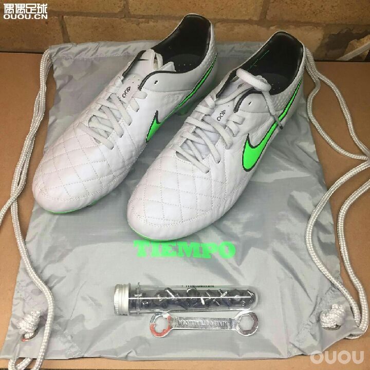 小学就喜欢踢足球不过当时也就是满操场追个球玩,初中学校比较小没球场。