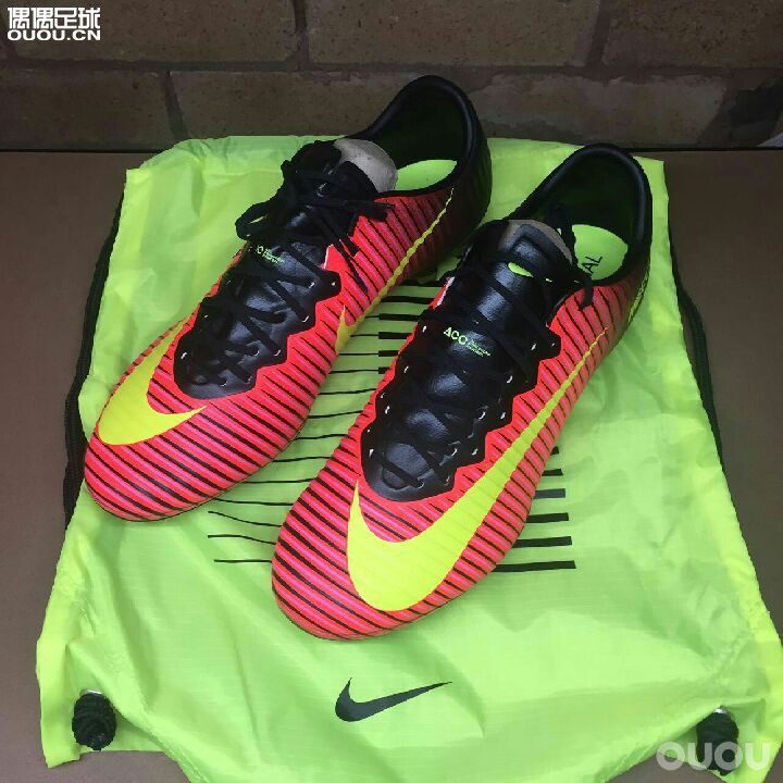 小学就喜欢踢足球不过当时也就是满操场追个球玩,初中学校比较小没球场。