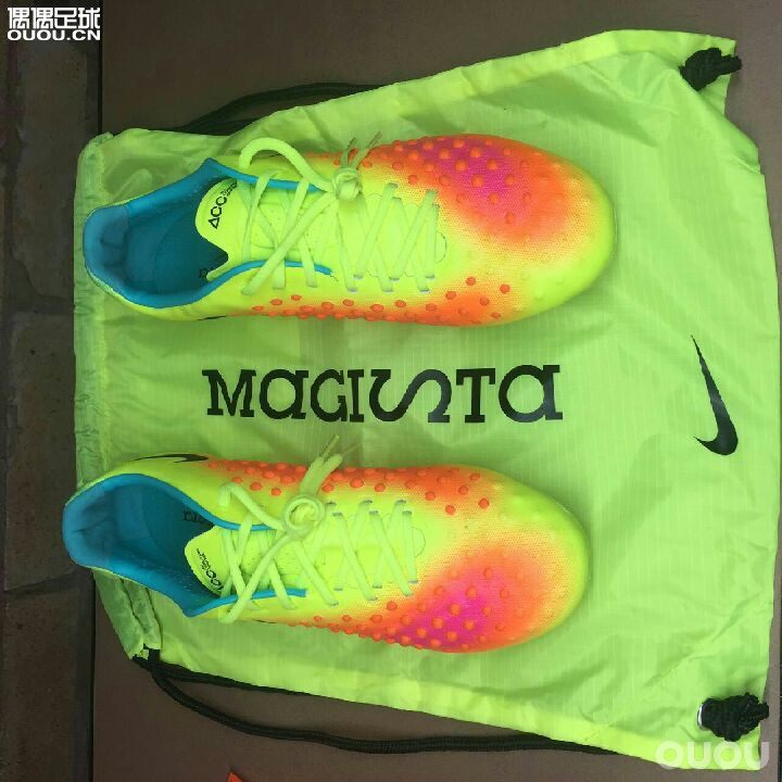 小学就喜欢踢足球不过当时也就是满操场追个球玩,初中学校比较小没球场。