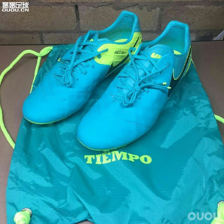 小学就喜欢踢足球不过当时也就是满操场追个球玩,初中学校比较小没球场。