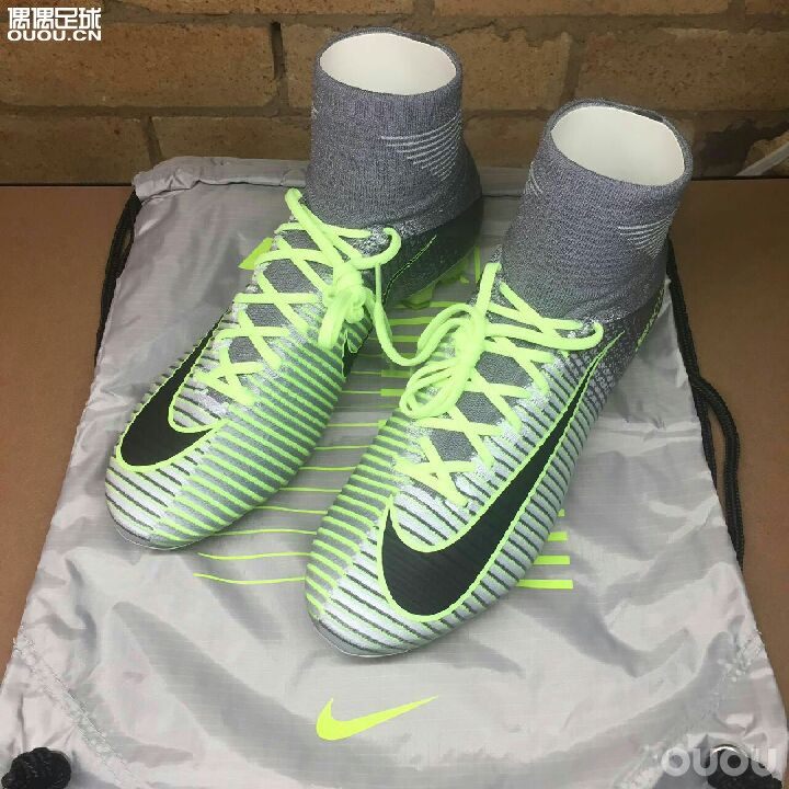 小学就喜欢踢足球不过当时也就是满操场追个球玩,初中学校比较小没球场。