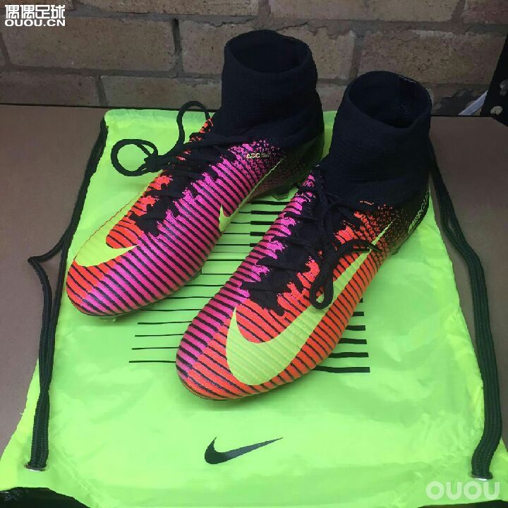 小学就喜欢踢足球不过当时也就是满操场追个球玩,初中学校比较小没球场。