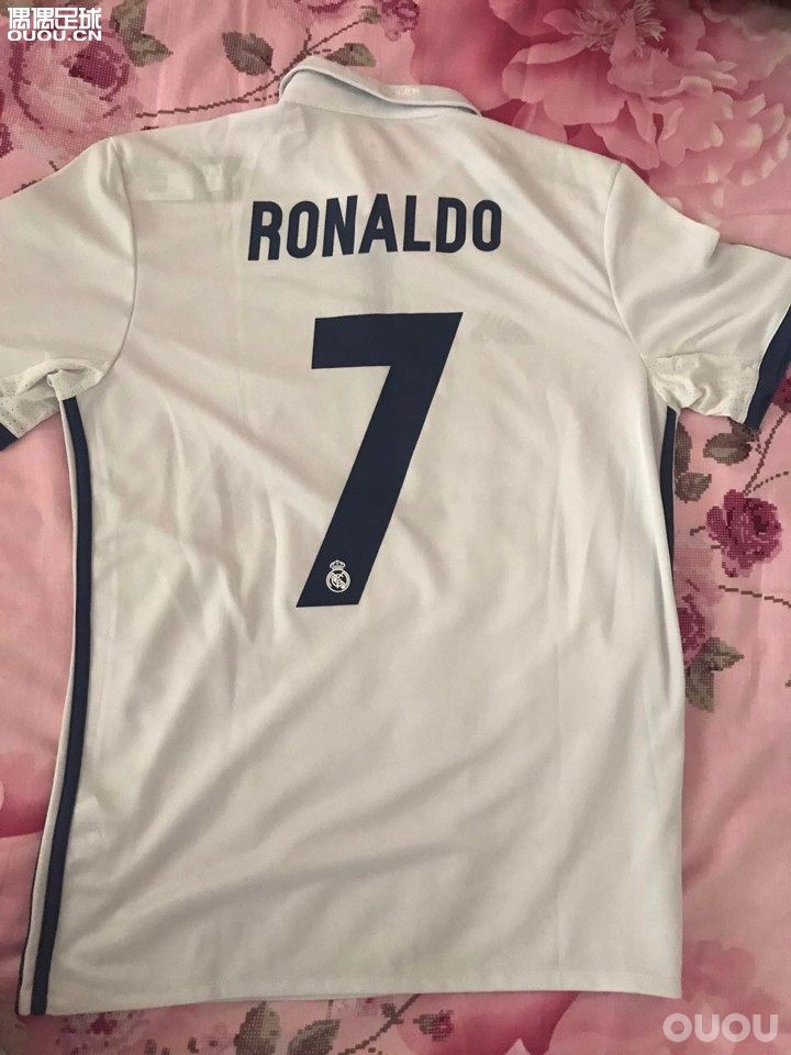 来自伯纳乌的礼物,虽然我不是C罗的球迷,但这件球衣无比珍贵,谢谢妈妈!