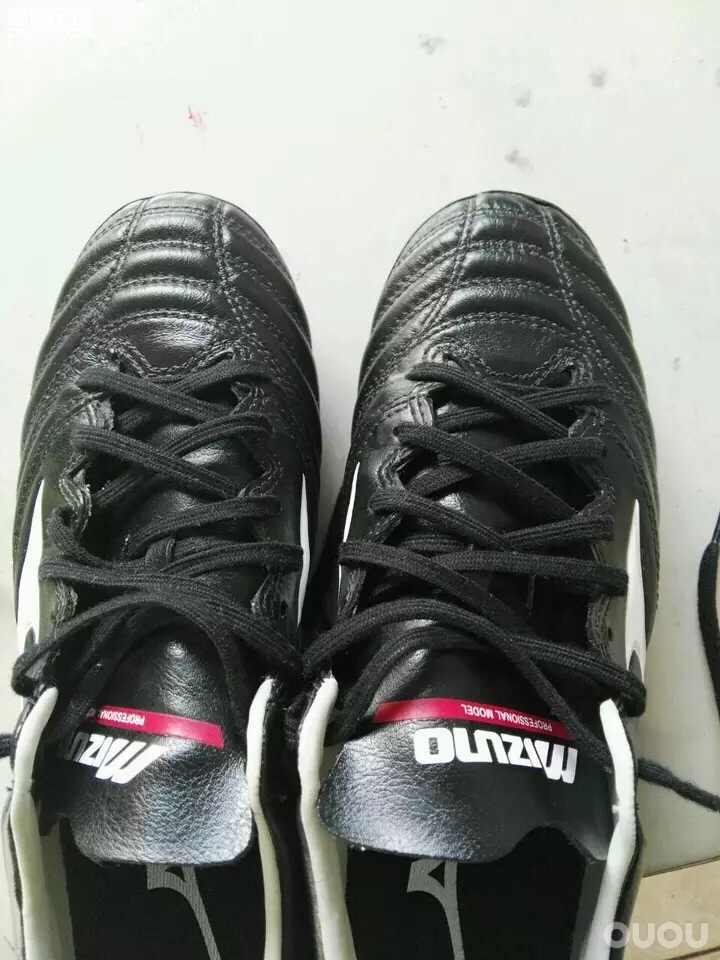 求大神鉴定!谢了!咸鱼收的美津浓neo kl ag,号称袋鼠皮,感觉材质有些硬,求鉴定是否正品.在此谢过!