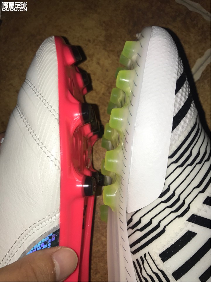 Puma one 顶级AG,很轻,小牛皮很软,和袋鼠皮摸起来差不多,后掌钉和阿迪ag差不多