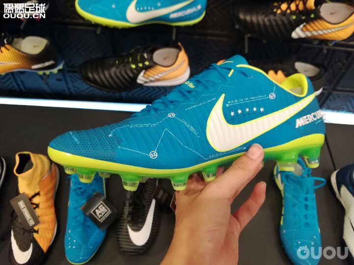 专柜偷上的刺客内马尔专属,和普通配色同样的配方,就外观上看颜色搭配个人感觉挺协调