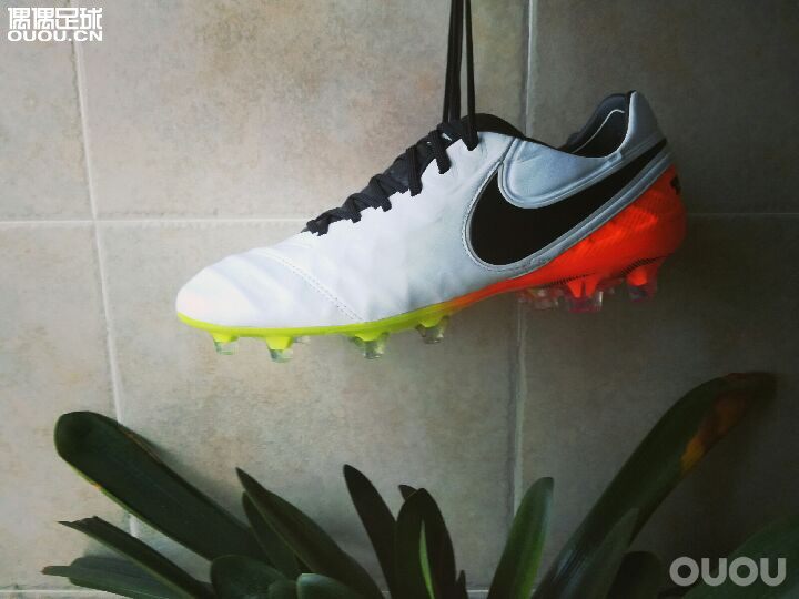 波产串九的传奇主要还是定型好,后跟更软一点点,袋鼠皮皮质更销魂,做工什么的也没有好到哪去