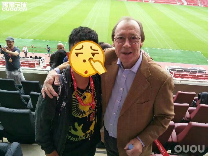 今天伦敦有点小冷 坐地铁去的 球场就在地铁站旁边 阿森纳名宿查理乔治接待