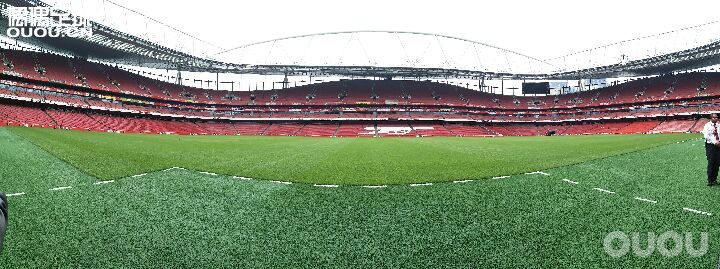 今天伦敦有点小冷 坐地铁去的 球场就在地铁站旁边 阿森纳名宿查理乔治接待