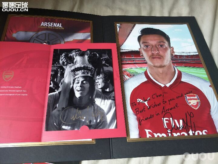 今天伦敦有点小冷 坐地铁去的 球场就在地铁站旁边 阿森纳名宿查理乔治接待