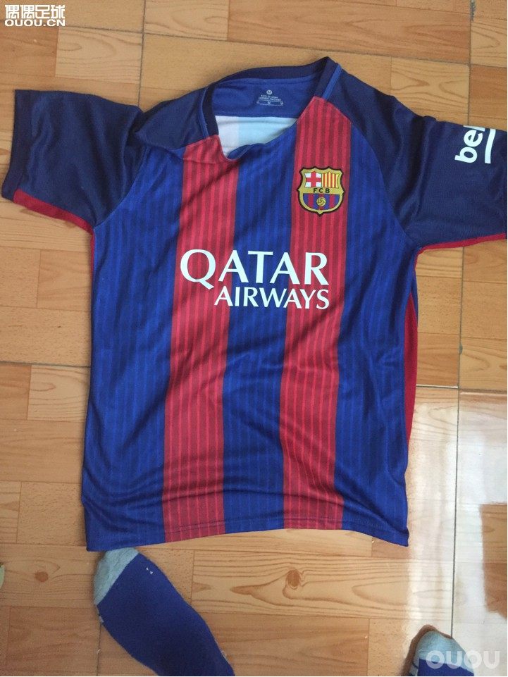 毕业时同学送我一件巴萨梅西球衣大神看看正不正