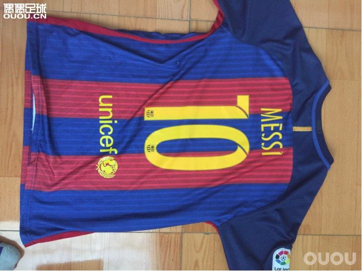 毕业时同学送我一件巴萨梅西球衣大神看看正不正