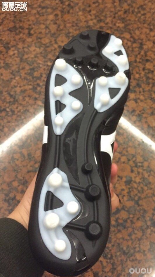 这种底可以踢真草吗?