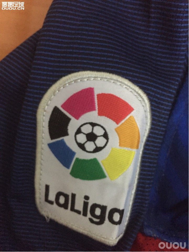 毕业时同学送我一件巴萨梅西球衣大神看看正不正