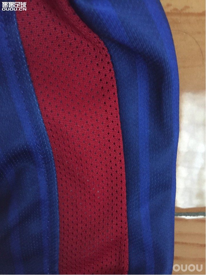 毕业时同学送我一件巴萨梅西球衣大神看看正不正