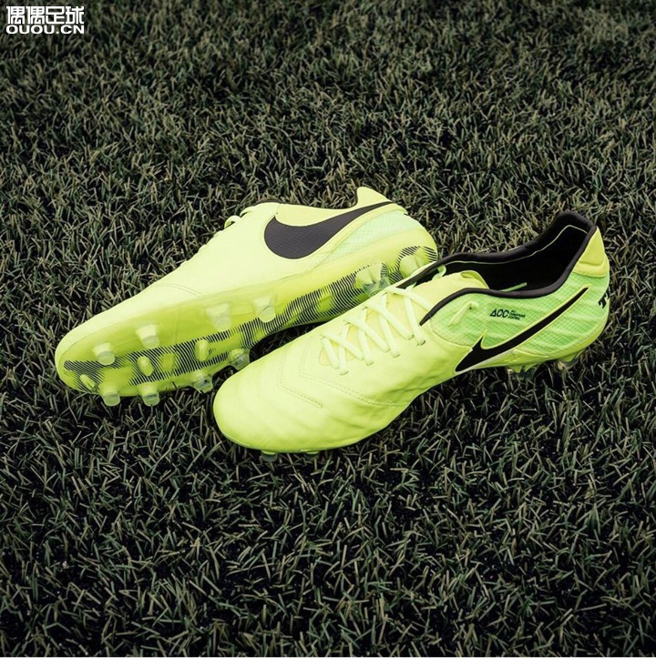 我脚长250 宽9.5 想买个ace17+ ag 我们这边没有实体店 想在网上买 应该买多大的?(图片无关)