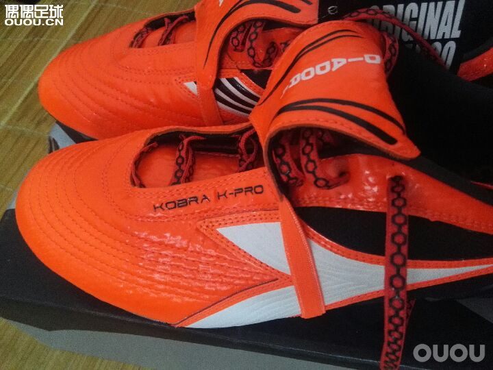 求鉴定,老巴乔球靴堂买的diadora国际版眼镜蛇bx14,碳底。