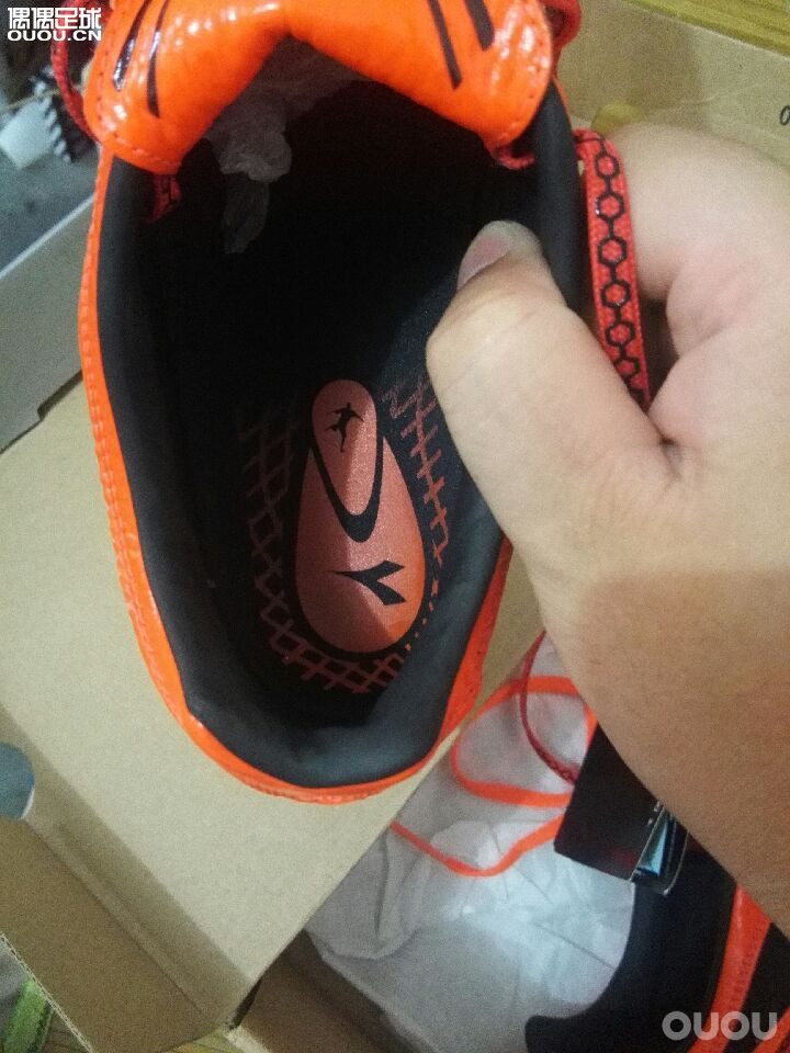 求鉴定,老巴乔球靴堂买的diadora国际版眼镜蛇bx14,碳底。