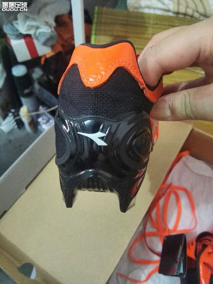 求鉴定,老巴乔球靴堂买的diadora国际版眼镜蛇bx14,碳底。