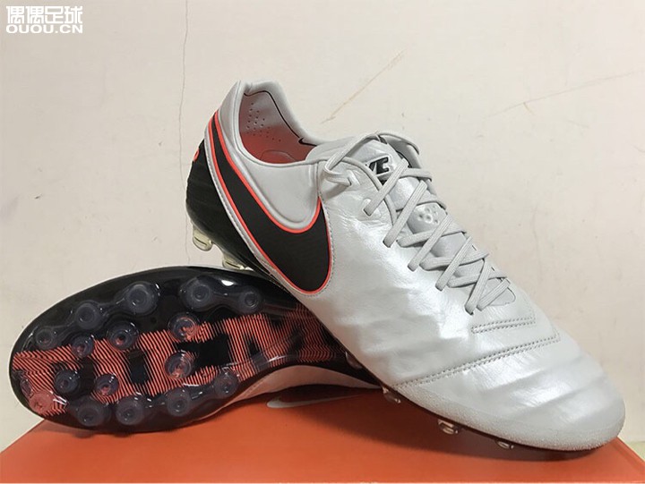 传7次顶 跟 传6顶级ag-r比,有什么比较明显的不同之处吗,想入一双,请教一下入了新传7的兄弟