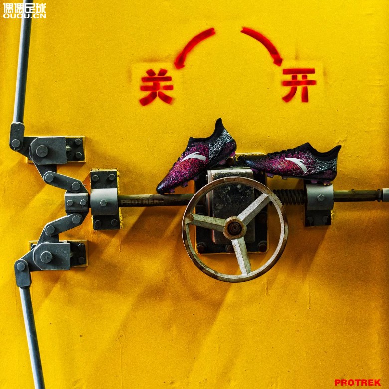 【原创开箱】安踏雄狮二代足球鞋开箱