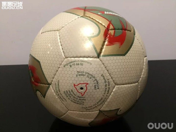 本人收藏了98-14年世界杯比赛用球,就缺06年德国世界杯比赛用球,现高价求购。