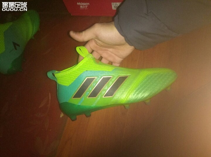 求帮鉴定 感觉鞋子有点怪 鞋面被磨掉了点?