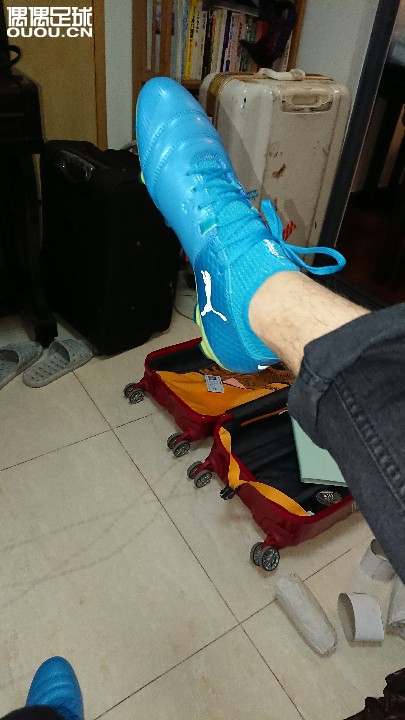 2017年最后一双,puma one 17.1 AG。比FG的鞋钉短一点点,主要是前脚掌,脚跟的钉长跟FG的区别不大。