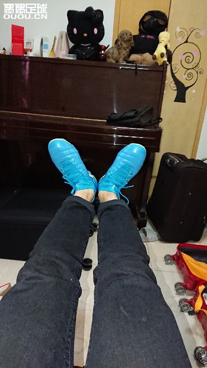 2017年最后一双,puma one 17.1 AG。比FG的鞋钉短一点点,主要是前脚掌,脚跟的钉长跟FG的区别不大。