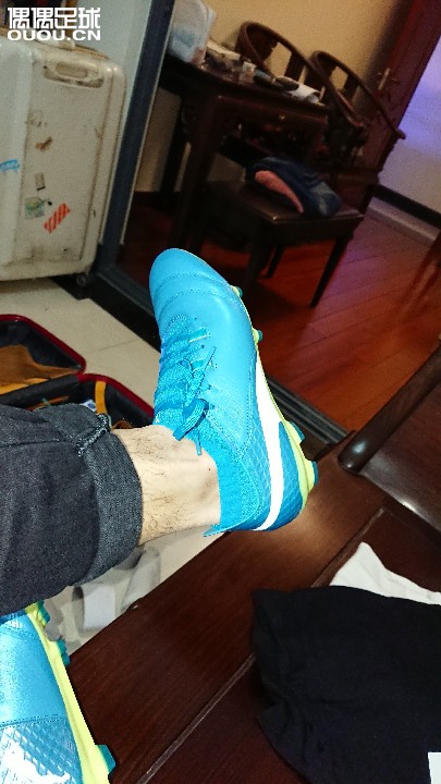 2017年最后一双,puma one 17.1 AG。比FG的鞋钉短一点点,主要是前脚掌,脚跟的钉长跟FG的区别不大。