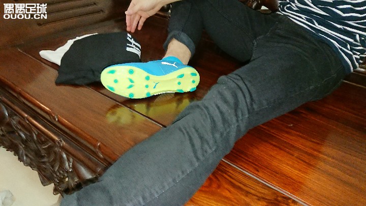 2017年最后一双,puma one 17.1 AG。比FG的鞋钉短一点点,主要是前脚掌,脚跟的钉长跟FG的区别不大。