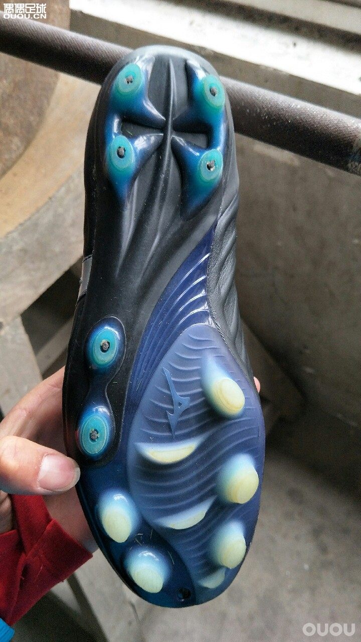 今天收到鞋子了,从来不知道袋鼠皮的我,还有点不放心,摸着感觉有点不像皮质