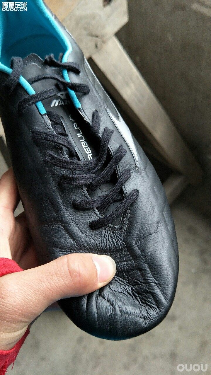 今天收到鞋子了,从来不知道袋鼠皮的我,还有点不放心,摸着感觉有点不像皮质