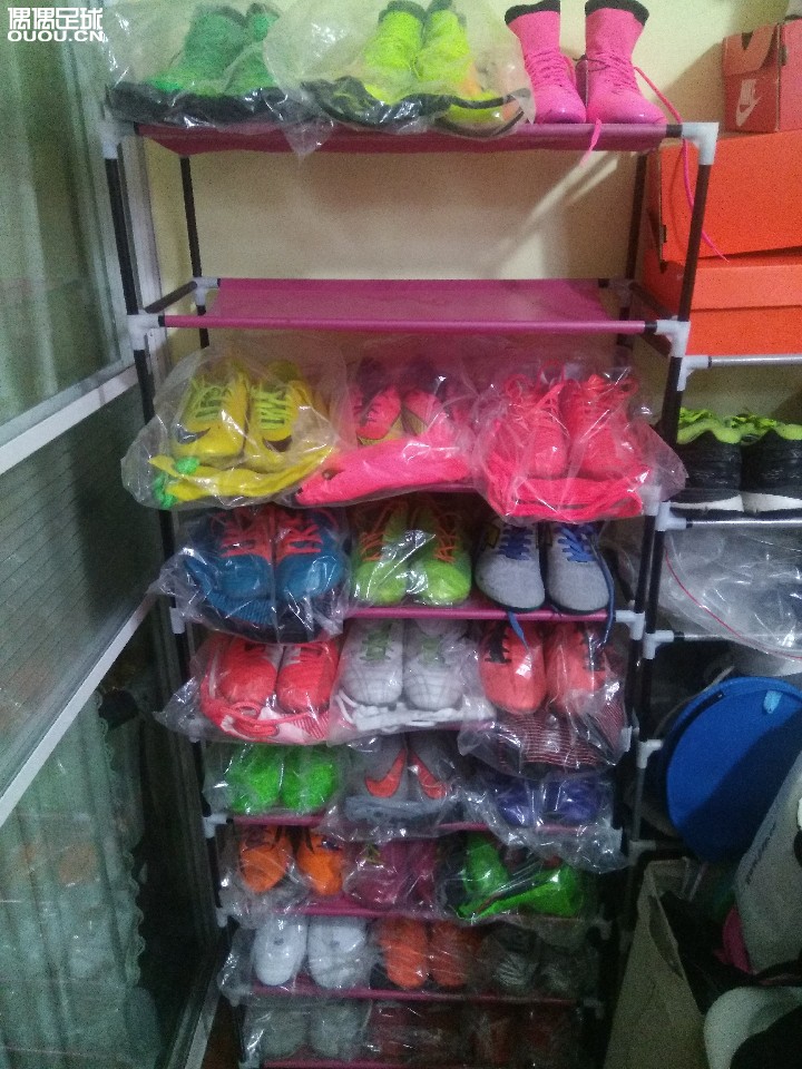 空出的位子明天留给经典的鞋子。一个系列三双颜色,大家猜猜。