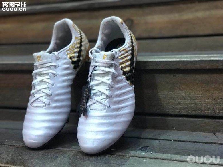 CR7金球奖限量超顶级战靴 天朗本周6现场发售 有去的吗?