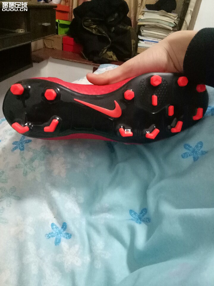 希望帮忙鉴定下这双毒蜂三在香港买的1500多总觉得那里有问题没有下地目前。